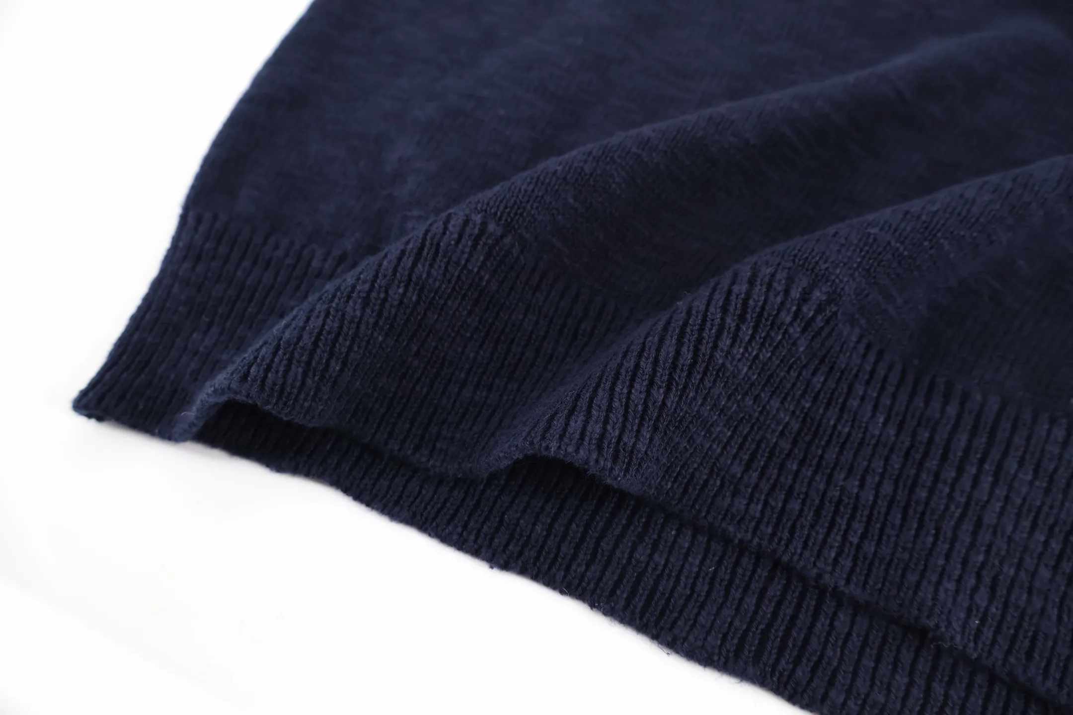 P460 Stone Island Stone Island embroidered sweater (blue). The original version was purchased and developed for 4,050 yuan. It is woven with yarn knitted from 58% wool and 42% nylon. The classic navy blue tone outlines a simple silhouette, and the raglan sleeve design takes into account both wearing comfort and the beauty of the shoulder line. The white embroidered brand logo and starburst pattern on the chest form a visual highlight, and the delicate stitching shows the craftsmanship. The selected knitted fabric is soft and skin-friendly, and the ribbed collar, cuffs and hem enhance the stiffness of the silhouette. Whether worn alone or layered, you can easily create a daily look that combines functionality and style. Size:S-M-L